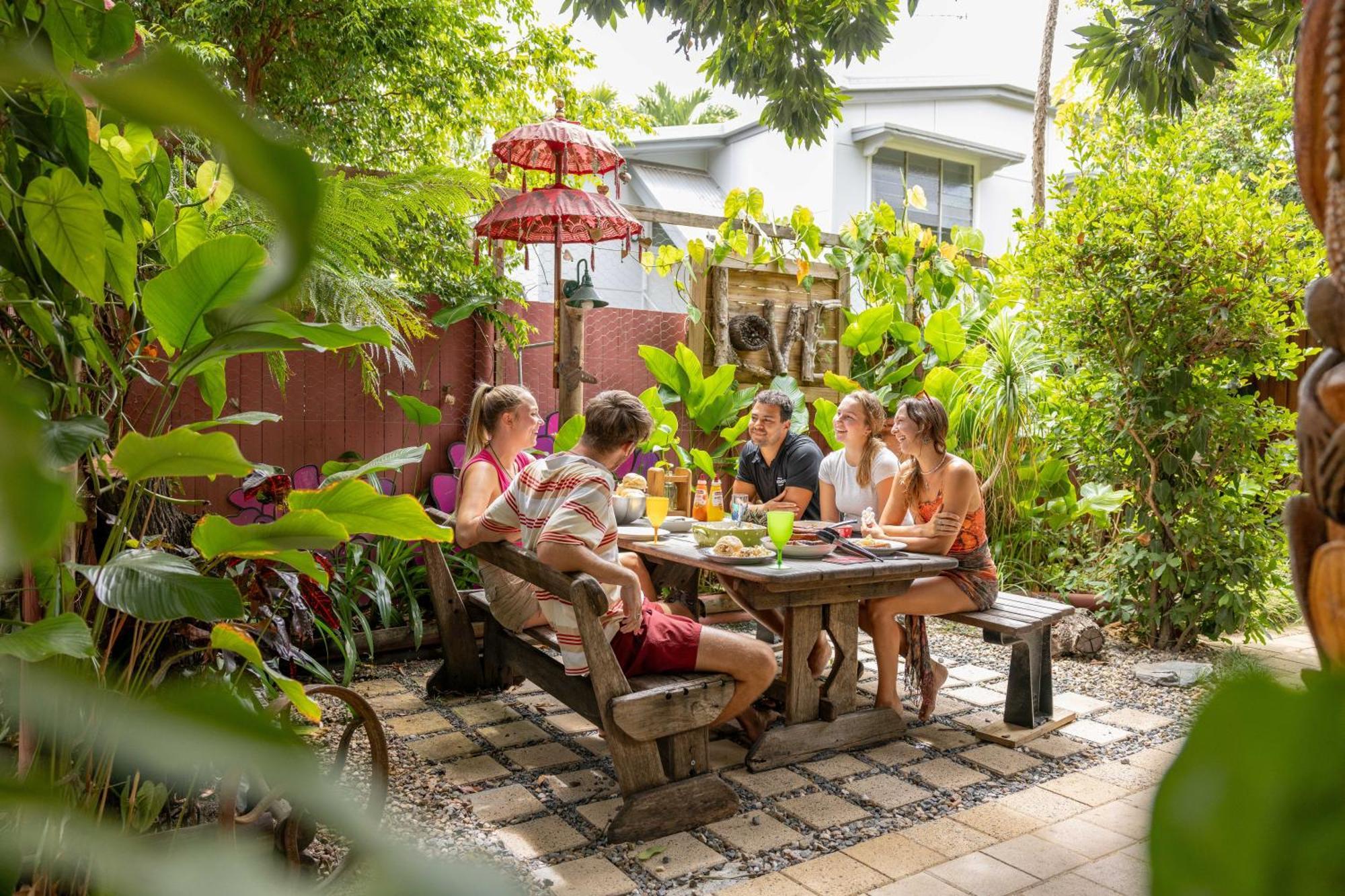 Travellers Oasis Hostel Cairns Exterior photo